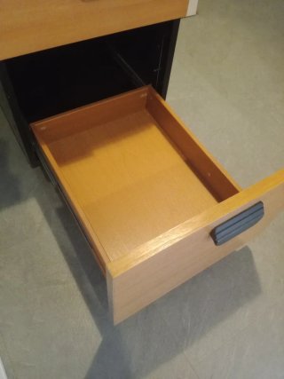 Mueble archivador de madera con ruedas