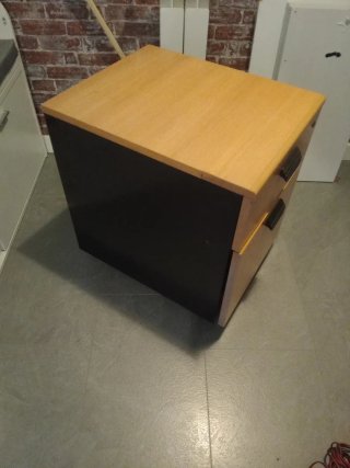 Mueble archivador de madera con ruedas