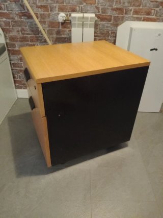 Mueble archivador de madera con ruedas