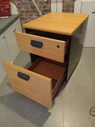 Mueble archivador de madera con ruedas