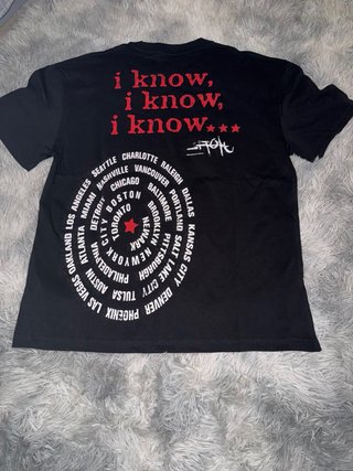 Camiseta Negra Vintage con Estampado Azul