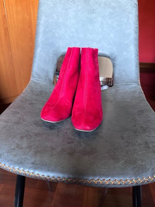 Botines rojos de tacón.