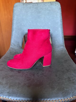 Botines rojos de tacón.