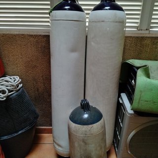 Rulos de embarcación blancos y azules
