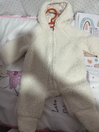 Mono polar con capucha para bebé