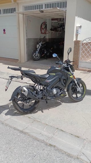 Keeway RKF 125cc 2020 Negra y Amarilla