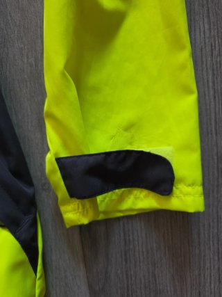 Cortavientos amarillo y negro