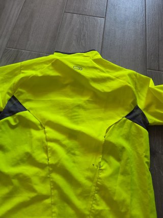Cortavientos amarillo y negro