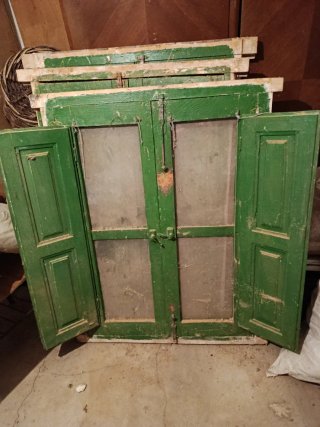 Ventana antigua de madera verde