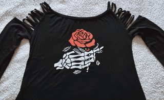 Top negro hombros descubiertos mano esqueleto