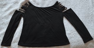 Top negro hombros descubiertos mano esqueleto