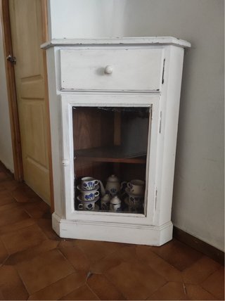 Esquinero de madera con vitrina