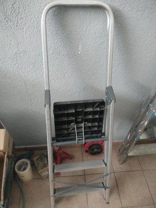 Escalera metálica plegable