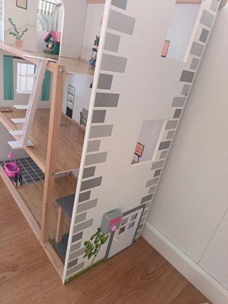 Casita de muñecas de madera