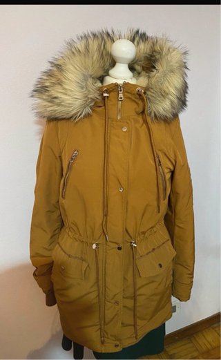 Chubasquero impermeable marrón con capucha