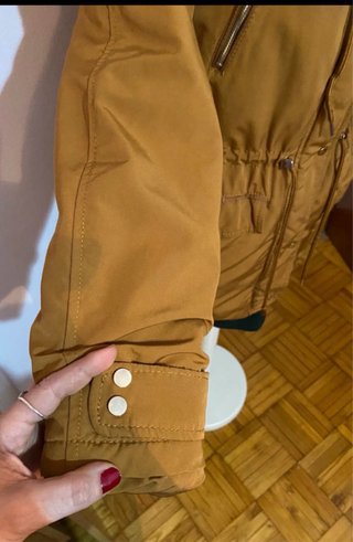 Chubasquero impermeable marrón con capucha