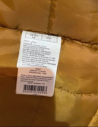 Chubasquero impermeable marrón con capucha