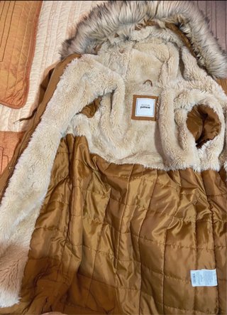 Chubasquero impermeable marrón con capucha