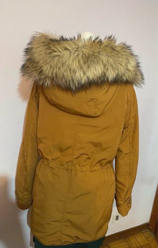 Chubasquero impermeable marrón con capucha