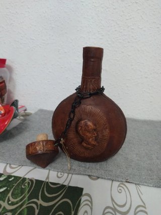 Botella antigua de cuero con retrato