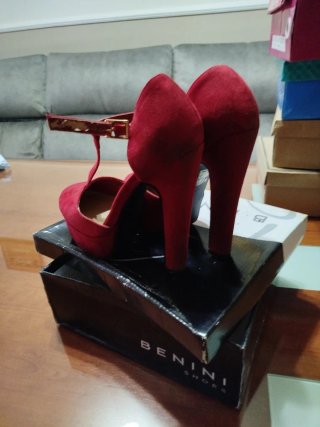 Zapatos de tacón rojos