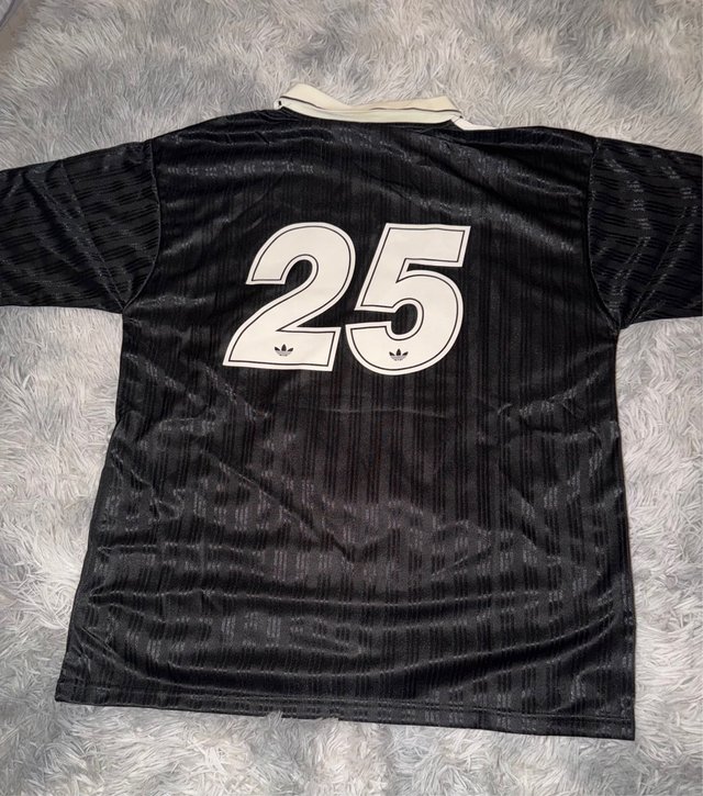 Camiseta Adidas Oasis Live '25 Negra