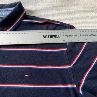 Polo vintage de Tommy Hilfiger azul marino con rayas rojas, blancas y azules.Logo bordado frontal.