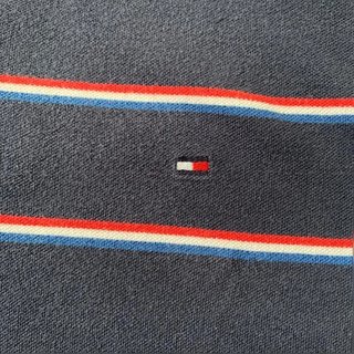Polo vintage de Tommy Hilfiger azul marino con rayas rojas, blancas y azules.Logo bordado frontal.