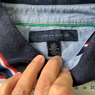 Polo vintage de Tommy Hilfiger azul marino con rayas rojas, blancas y azules.Logo bordado frontal.