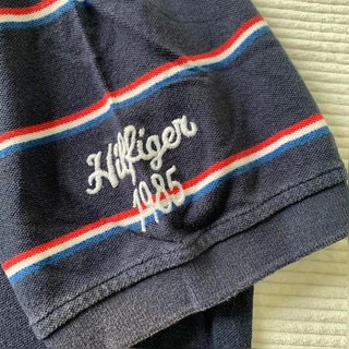 Polo vintage de Tommy Hilfiger azul marino con rayas rojas, blancas y azules.Logo bordado frontal.