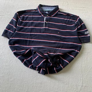 Polo vintage de Tommy Hilfiger azul marino con rayas rojas, blancas y azules.Logo bordado frontal.