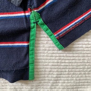 Polo vintage de Tommy Hilfiger azul marino con rayas rojas, blancas y azules.Logo bordado frontal.