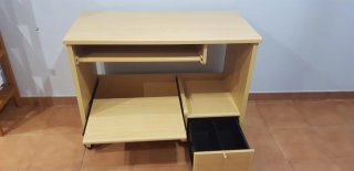 Mesa de ordenador con cajón y ruedas