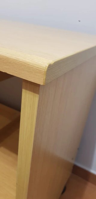 Mesa de ordenador con cajón y ruedas