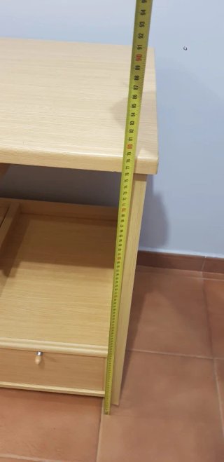 Mesa de ordenador con cajón y ruedas