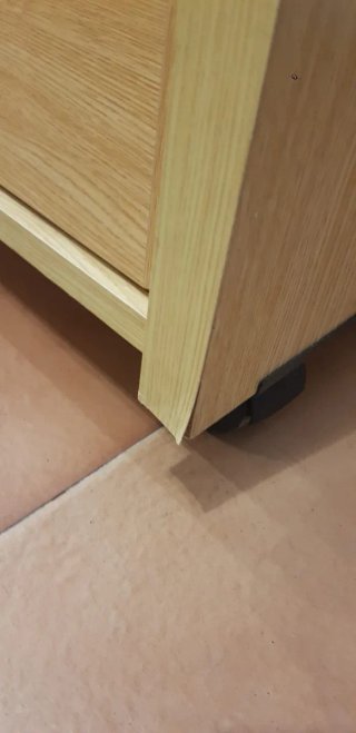 Mesa de ordenador con cajón y ruedas