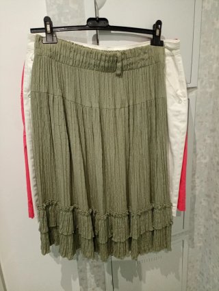 Falda verde con volantes