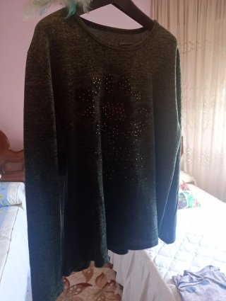Jersey verde con pedrería