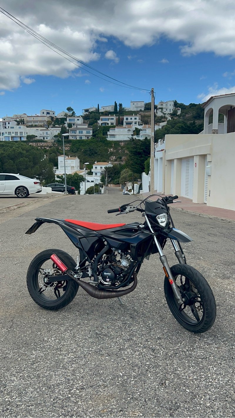 Moto Supermotard Negra y Roja