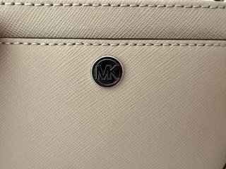Cartera Michael Kors Beige con Cadena
