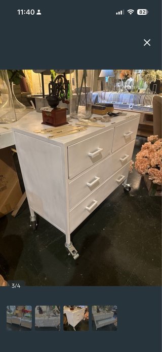 Cómoda estilo industrial blanca con ruedas