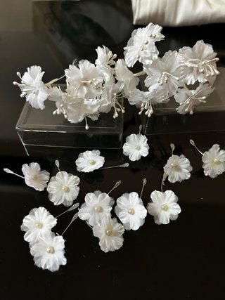 Flores blancas para adornos de cabello y vestidos