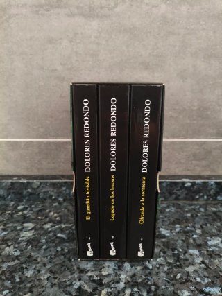 Trilogía del Baztán + Libro Sorpresa de Regalo