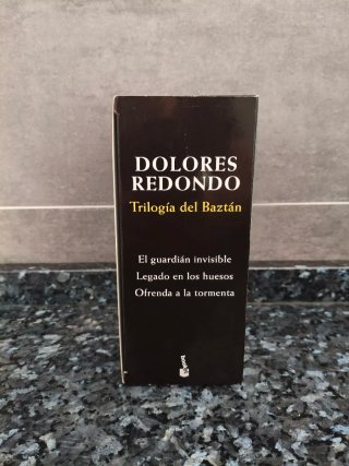 Trilogía del Baztán + Libro Sorpresa de Regalo