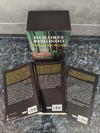 Trilogía del Baztán + Libro Sorpresa de Regalo