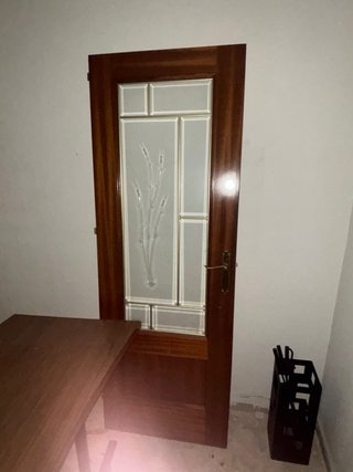 Puerta de madera con cristal decorado