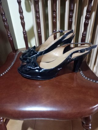 Zapatos de tacón negros con lazo abiertos por detr