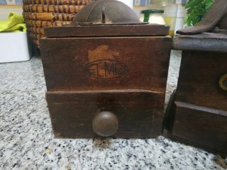 2 Molinillos de café antiguos de madera