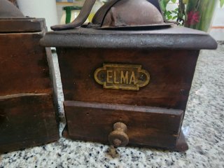 2 Molinillos de café antiguos de madera