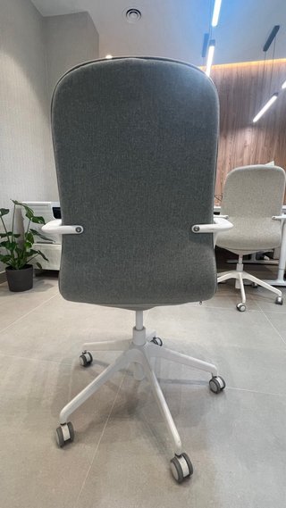 Silla de oficina gris